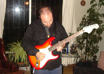 Yo tocando la fender